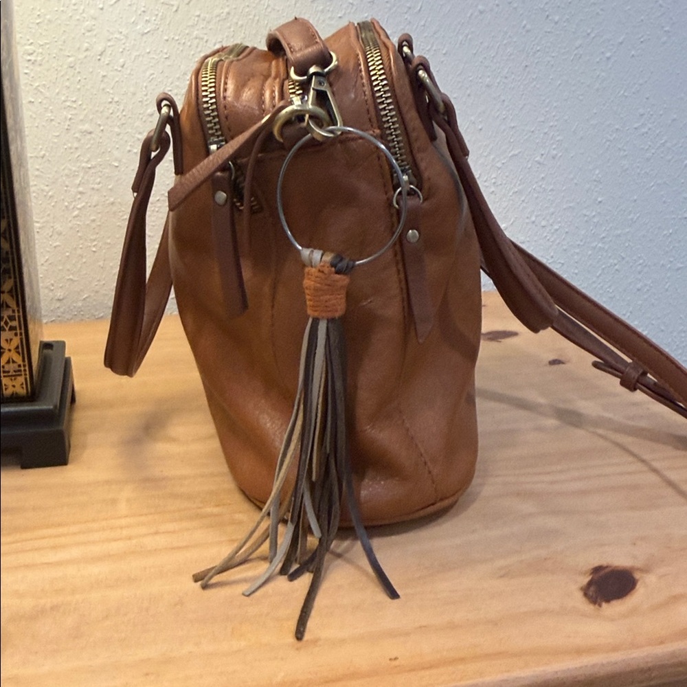 Elegant Brown Leather Cross Body Handbag - Picture 2 of 7